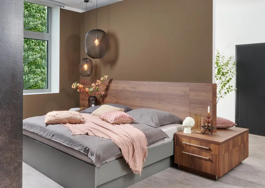 Tête de lit et table de nuit sur-mesure intégrées au dressing